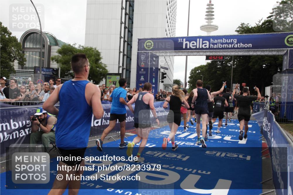 29.06.2025 - hella hamburg halbmarathon Michael Strokosch http://msf.ph/oto/8233979 29.06.2025 10:52:57 Ziel 1257, 1258, 1657, 2099, 2444, 2814, 2910, 4557, 4558, 4770, 5077, 5907, 8139, 8720, 8955, 9065, 9163, 10724, 10811, 11217, 11992, 14198, 14286 meine-sportfotos.de