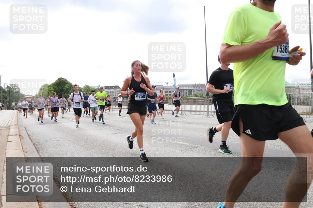 29.06.2025 - hella hamburg halbmarathon Lena Gebhardt http://msf.ph/oto/8233986 29.06.2025 10:33:37 Lombardsbrücke 1189, 1275, 1764, 1896, 1995, 2038, 2054, 2085, 2342, 2776, 2838, 3170, 3264, 3341, 3560, 3812, 4164, 4361, 4433, 4445, 4449, 4696, 4942, 5075, 5096, 5141, 5180, 5557, 5566, 5569, 5691, 5821, 5822, 5887, 6109, 6515, 6516, 6773, 6854, 6956, 6999, 7027, 7565, 7653, 7705, 8021, 8157, 8202, 8282, 8375, 8377, 8383, 8401, 8595, 8891, 9094, 9234, 9258, 9289, 9438, 9591, 9592, 9750, 9780, 9799, 9875, 9995, 10007, 10071, 10561, 11229, 11713, 11811, 11826 meine-sportfotos.de