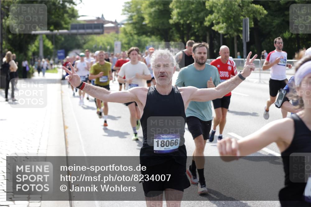 29.06.2025 - hella hamburg halbmarathon Jannik Wohlers http://msf.ph/oto/8234007 29.06.2025 09:53:14 Lombardsbrücke 2365, 2402, 2516, 2623, 2890, 2937, 3004, 3146, 3186, 3414, 4140, 4247, 4310, 5362, 5460, 5532, 5650, 5692, 6071, 6282, 6375, 6388, 6575, 6903, 7385, 7448, 7480, 9200, 9626, 9633, 9723, 9965, 11077, 11283, 12271, 13009, 13450, 13667, 14034, 14200, 14262, 14464, 14618, 14619, 14764, 15519, 15851, 16084, 16286, 16549, 16677, 16725, 16766, 17032, 17384, 17718, 17748, 17960, 18066, 18638, 18678, 18922 meine-sportfotos.de
