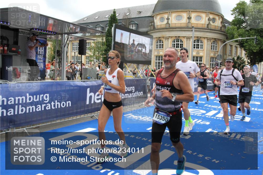 29.06.2025 - hella hamburg halbmarathon Michael Strokosch http://msf.ph/oto/8234011 29.06.2025 10:47:32 Ziel 51, 1012, 1070, 1592, 2274, 2839, 2869, 2953, 3304, 5532, 5650, 8023, 8234, 8693, 8852, 9305, 10423, 11021, 11077, 12870, 13223, 13303, 15350, 15479, 15923, 16819, 17846, 17905, 18758, 18974 meine-sportfotos.de