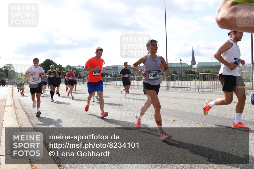 29.06.2025 - hella hamburg halbmarathon Lena Gebhardt http://msf.ph/oto/8234101 29.06.2025 09:56:11 Lombardsbrücke 1061, 1143, 1216, 1257, 1267, 1452, 1461, 1499, 1502, 1507, 1592, 1689, 2083, 2250, 2260, 2504, 2818, 2864, 2884, 2953, 3060, 3256, 3296, 3543, 3692, 3945, 4033, 4077, 4127, 4324, 4346, 4557, 4601, 5116, 5482, 5600, 5607, 5978, 6115, 6134, 6168, 6481, 6511, 6512, 6994, 7056, 7100, 7178, 7224, 7332, 7583, 7943, 8335, 8514, 8968, 8989, 8996, 9246, 9537, 10596 meine-sportfotos.de