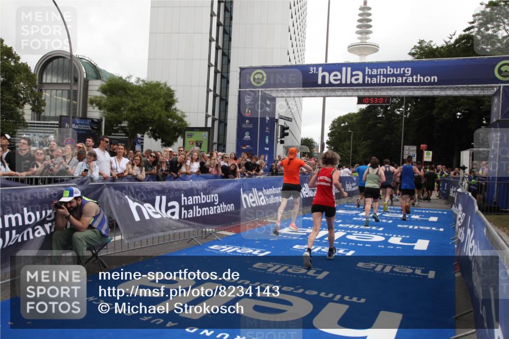 29.06.2025 - hella hamburg halbmarathon Michael Strokosch http://msf.ph/oto/8234143 29.06.2025 10:53:00 Ziel 1257, 1258, 1657, 2099, 2444, 2814, 4557, 4558, 4770, 5907, 7509, 8139, 8720, 8955, 10724, 10811, 11992, 12367, 12519, 14791, 15430, 18590, 18720 meine-sportfotos.de
