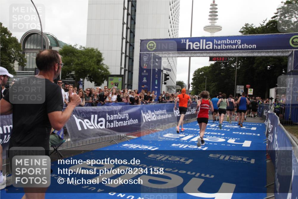 29.06.2025 - hella hamburg halbmarathon Michael Strokosch http://msf.ph/oto/8234158 29.06.2025 10:53:00 Ziel 1257, 1258, 1657, 2099, 2444, 2814, 4557, 4558, 4770, 5907, 7509, 8139, 8720, 8955, 10724, 10811, 11992, 12367, 12519, 14791, 15430, 18590, 18720 meine-sportfotos.de