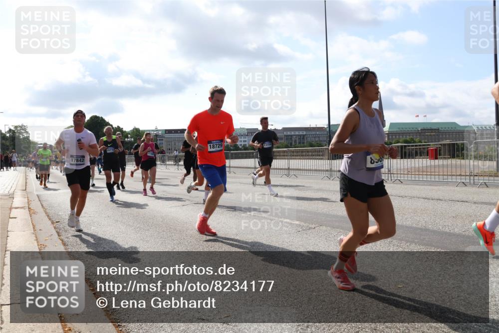 29.06.2025 - hella hamburg halbmarathon Lena Gebhardt http://msf.ph/oto/8234177 29.06.2025 09:56:11 Lombardsbrücke 1061, 1143, 1216, 1257, 1267, 1452, 1461, 1499, 1502, 1507, 1592, 1689, 2083, 2250, 2260, 2504, 2818, 2864, 2884, 2953, 3060, 3256, 3296, 3543, 3692, 3945, 4033, 4077, 4127, 4324, 4346, 4557, 4601, 5116, 5482, 5600, 5607, 5978, 6115, 6134, 6168, 6481, 6511, 6512, 6994, 7056, 7100, 7178, 7224, 7332, 7583, 7943, 8335, 8514, 8968, 8989, 8996, 9246, 9537, 10596 meine-sportfotos.de