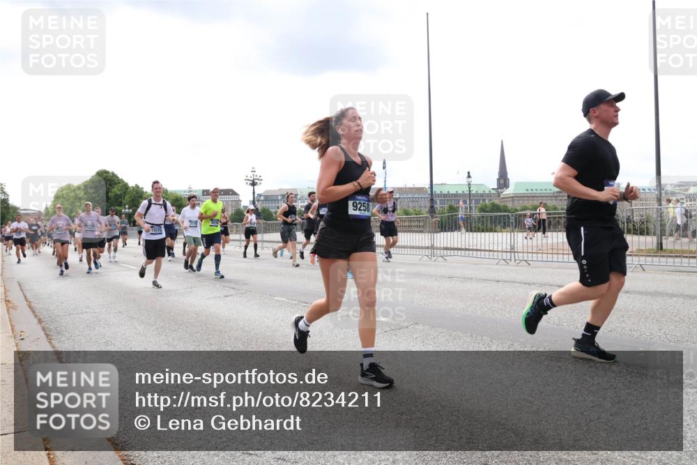 29.06.2025 - hella hamburg halbmarathon Lena Gebhardt http://msf.ph/oto/8234211 29.06.2025 10:33:38 Lombardsbrücke 1189, 1275, 1764, 1896, 1995, 2038, 2054, 2085, 2342, 2776, 2838, 3170, 3264, 3340, 3341, 3345, 3560, 3812, 4164, 4361, 4433, 4445, 4449, 4479, 4696, 4942, 5075, 5096, 5141, 5180, 5557, 5566, 5569, 5691, 5821, 5822, 5887, 6109, 6515, 6516, 6773, 6854, 6956, 6999, 7027, 7565, 7653, 7705, 8021, 8157, 8202, 8282, 8375, 8377, 8383, 8401, 8595, 8891, 9094, 9234, 9258, 9289, 9438, 9591, 9592, 9750, 9780, 9799, 9875, 9995, 10007, 10071, 10561, 11229, 11713, 11811, 11826 meine-sportfotos.de