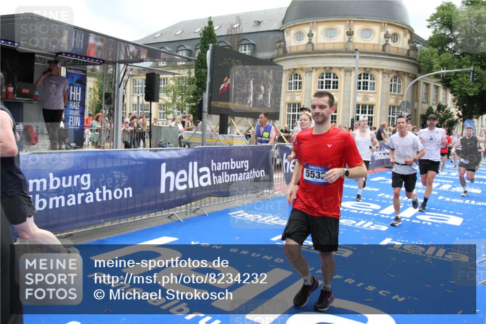 29.06.2025 - hella hamburg halbmarathon Michael Strokosch http://msf.ph/oto/8234232 29.06.2025 10:47:34 Ziel 51, 1012, 1070, 1592, 1696, 2284, 2839, 2869, 2953, 3304, 5532, 5650, 5889, 6009, 8023, 8234, 8852, 8927, 9305, 11021, 12870, 13223, 13303, 15350, 15479, 15923, 17846, 17905, 18104, 18758, 19181 meine-sportfotos.de