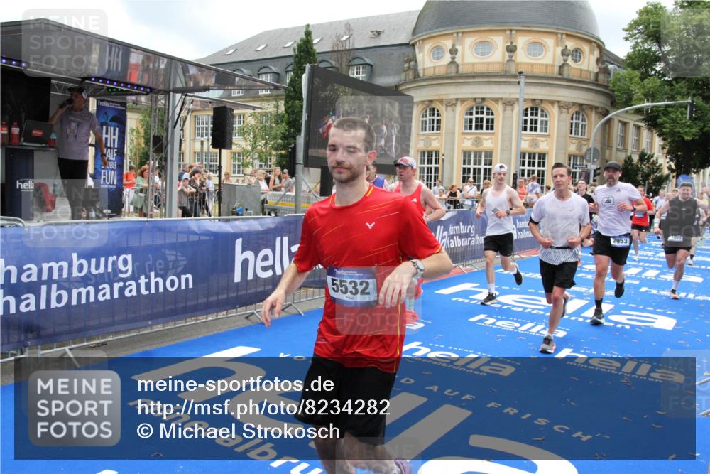29.06.2025 - hella hamburg halbmarathon Michael Strokosch http://msf.ph/oto/8234282 29.06.2025 10:47:34 Ziel 51, 1012, 1070, 1592, 1696, 2284, 2839, 2869, 2953, 3304, 5532, 5650, 5889, 6009, 8023, 8234, 8852, 8927, 9305, 11021, 12870, 13223, 13303, 15350, 15479, 15923, 17846, 17905, 18104, 18758, 19181 meine-sportfotos.de