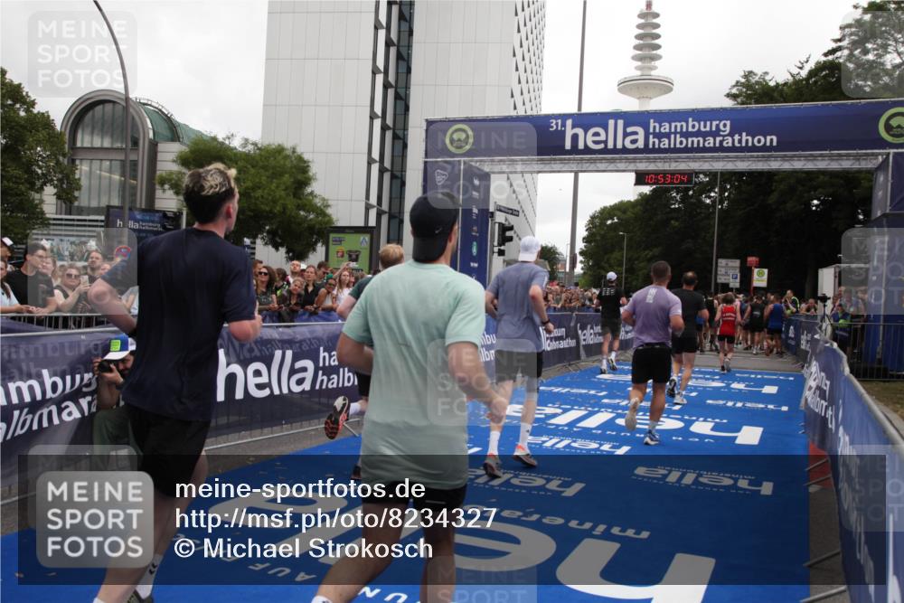 29.06.2025 - hella hamburg halbmarathon Michael Strokosch http://msf.ph/oto/8234327 29.06.2025 10:53:03 Ziel 2099, 3334, 4770, 5907, 7509, 8139, 8587, 9093, 10724, 12155, 12367, 12519, 12910, 14791, 15430, 18590, 18720 meine-sportfotos.de