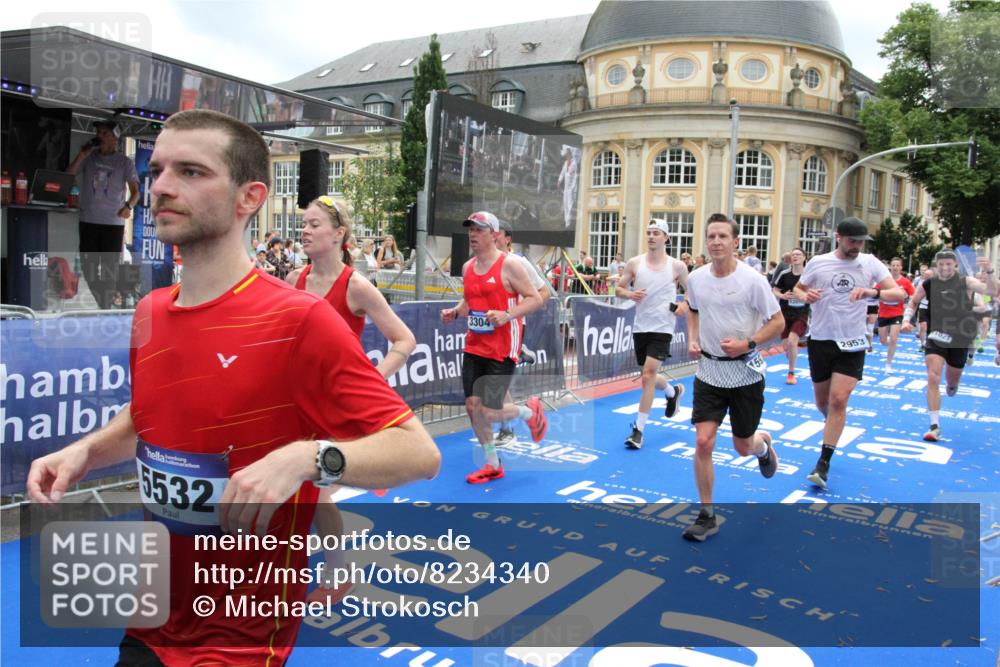 29.06.2025 - hella hamburg halbmarathon Michael Strokosch http://msf.ph/oto/8234340 29.06.2025 10:47:35 Ziel 1012, 1070, 1320, 1592, 1696, 2284, 2839, 2869, 2953, 3304, 5532, 5889, 6009, 8023, 8234, 8852, 8927, 9305, 10969, 11021, 12870, 13223, 13303, 14619, 15451, 15479, 15923, 17846, 17905, 18104, 18758, 19181 meine-sportfotos.de