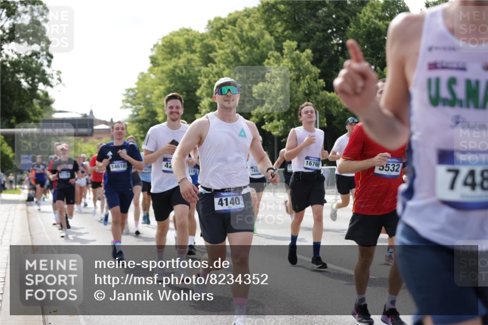 29.06.2025 - hella hamburg halbmarathon Jannik Wohlers http://msf.ph/oto/8234352 29.06.2025 09:53:19 Lombardsbrücke 2270, 2516, 2890, 2937, 3004, 3186, 3414, 4140, 4247, 4949, 5115, 5362, 5460, 5532, 5650, 6071, 6282, 6309, 6388, 6575, 6903, 7385, 7448, 7480, 8023, 9030, 9200, 9626, 9633, 9723, 9965, 10792, 11077, 12271, 13009, 13223, 13225, 13554, 13667, 14034, 14262, 14618, 14619, 14764, 15026, 15611, 15851, 16084, 16549, 16624, 16677, 16766, 17032, 17033, 17376, 17384, 17748, 17960, 18066, 18249, 18638, 18678, 18718, 18873, 18922 meine-sportfotos.de
