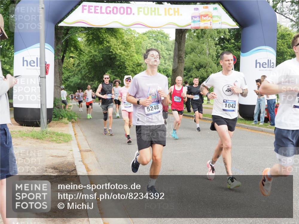 29.06.2025 - hella hamburg halbmarathon MichiJ http://msf.ph/oto/8234392 29.06.2025 10:26:54 Zwischen KM18-KM19 1042, 2262, 2296, 4148, 5248, 7229, 8002, 11423, 11952, 14274, 15888, 17722 meine-sportfotos.de