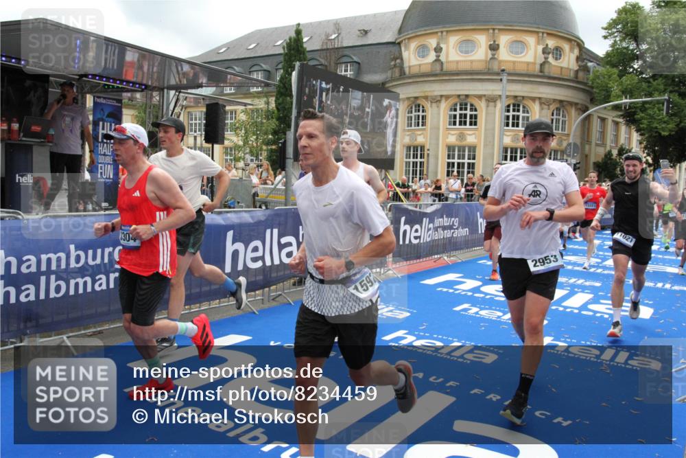29.06.2025 - hella hamburg halbmarathon Michael Strokosch http://msf.ph/oto/8234459 29.06.2025 10:47:35 Ziel 1012, 1070, 1320, 1592, 1696, 2284, 2839, 2869, 2953, 3304, 5532, 5889, 6009, 8023, 8234, 8852, 8927, 9305, 10969, 11021, 12870, 13223, 13303, 14619, 15451, 15479, 15923, 17846, 17905, 18104, 18758, 19181 meine-sportfotos.de