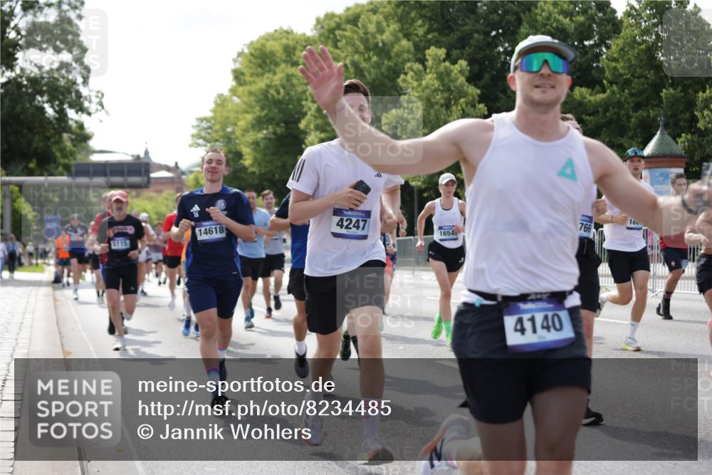 29.06.2025 - hella hamburg halbmarathon Jannik Wohlers http://msf.ph/oto/8234485 29.06.2025 09:53:19 Lombardsbrücke 2270, 2516, 2890, 2937, 3004, 3186, 3414, 4140, 4247, 4949, 5115, 5362, 5460, 5532, 5650, 6071, 6282, 6309, 6388, 6575, 6903, 7385, 7448, 7480, 8023, 9030, 9200, 9626, 9633, 9723, 9965, 10792, 11077, 12271, 13009, 13223, 13225, 13554, 13667, 14034, 14262, 14618, 14619, 14764, 15026, 15611, 15851, 16084, 16549, 16624, 16677, 16766, 17032, 17033, 17376, 17384, 17748, 17960, 18066, 18249, 18638, 18678, 18718, 18873, 18922 meine-sportfotos.de