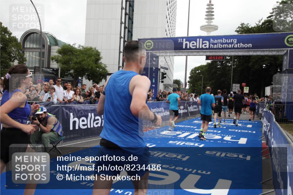 29.06.2025 - hella hamburg halbmarathon Michael Strokosch http://msf.ph/oto/8234486 29.06.2025 10:53:08 Ziel 2208, 3059, 3258, 3334, 4121, 7509, 7864, 8587, 9093, 9537, 12155, 12367, 12519, 12910, 14323, 14791, 18590, 19208 meine-sportfotos.de