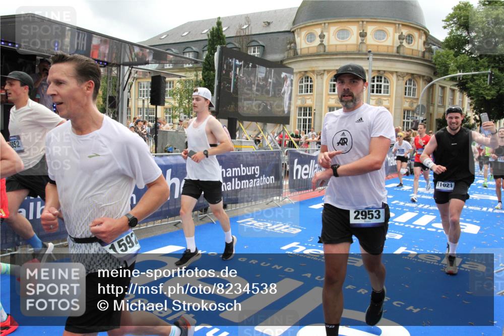 29.06.2025 - hella hamburg halbmarathon Michael Strokosch http://msf.ph/oto/8234538 29.06.2025 10:47:36 Ziel 1070, 1320, 1592, 1696, 2284, 2953, 3304, 5532, 5889, 6009, 8023, 8234, 8852, 8927, 10969, 11021, 12870, 13223, 13303, 14618, 14619, 15451, 15479, 17846, 17905, 18104, 18970, 19181 meine-sportfotos.de
