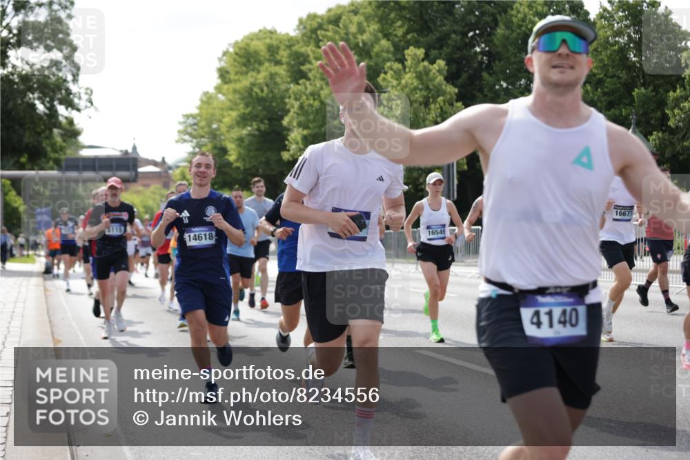 29.06.2025 - hella hamburg halbmarathon Jannik Wohlers http://msf.ph/oto/8234556 29.06.2025 09:53:20 Lombardsbrücke 2270, 2516, 2823, 2890, 2937, 3004, 3186, 3414, 4140, 4247, 4949, 5115, 5362, 5532, 5650, 6071, 6309, 6388, 6575, 6903, 7385, 7448, 7480, 8023, 8269, 9030, 9626, 9633, 9723, 9965, 10792, 11077, 12271, 13009, 13223, 13225, 13554, 13667, 14262, 14618, 14619, 14764, 15026, 15611, 15851, 16084, 16475, 16549, 16624, 16677, 16766, 17032, 17033, 17376, 17384, 17748, 17960, 18066, 18249, 18638, 18678, 18718, 18790, 18873, 18922 meine-sportfotos.de