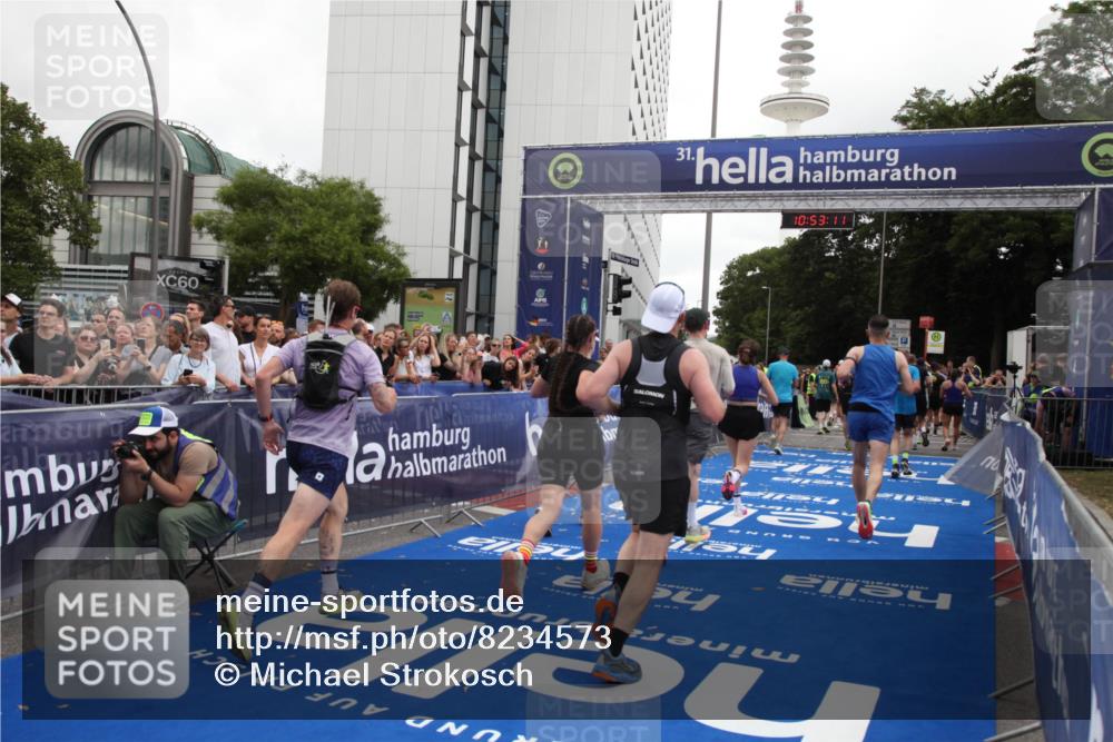 29.06.2025 - hella hamburg halbmarathon Michael Strokosch http://msf.ph/oto/8234573 29.06.2025 10:53:10 Ziel 2111, 2208, 3059, 3258, 3334, 4121, 7864, 8587, 9093, 9537, 12155, 12910, 14323, 19208 meine-sportfotos.de