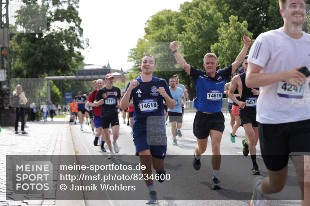 29.06.2025 - hella hamburg halbmarathon Jannik Wohlers http://msf.ph/oto/8234600 29.06.2025 09:53:20 Lombardsbrücke 2270, 2516, 2823, 2890, 2937, 3004, 3186, 3414, 4140, 4247, 4949, 5115, 5362, 5532, 5650, 6071, 6309, 6388, 6575, 6903, 7385, 7448, 7480, 8023, 8269, 9030, 9626, 9633, 9723, 9965, 10792, 11077, 12271, 13009, 13223, 13225, 13554, 13667, 14262, 14618, 14619, 14764, 15026, 15611, 15851, 16084, 16475, 16549, 16624, 16677, 16766, 17032, 17033, 17376, 17384, 17748, 17960, 18066, 18249, 18638, 18678, 18718, 18790, 18873, 18922 meine-sportfotos.de