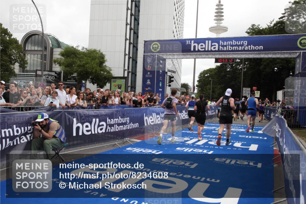 29.06.2025 - hella hamburg halbmarathon Michael Strokosch http://msf.ph/oto/8234608 29.06.2025 10:53:11 Ziel 2111, 2208, 3059, 3258, 3334, 4121, 7864, 8587, 9093, 9537, 12155, 14323, 16986, 19208 meine-sportfotos.de
