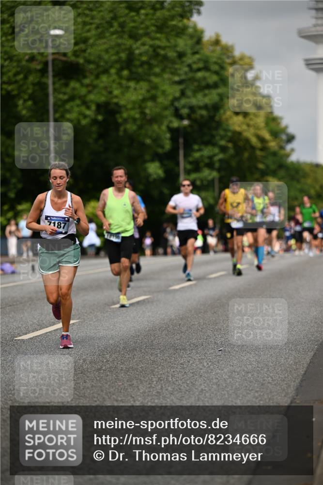 29.06.2025 - hella hamburg halbmarathon Dr. Thomas Lammeyer http://msf.ph/oto/8234666 29.06.2025 10:13:38 Kennedybrücke 1838, 3921, 5511, 7187, 7333, 7636, 9306, 9366, 9434, 9674, 9781, 10036, 10819, 10943, 11067 meine-sportfotos.de