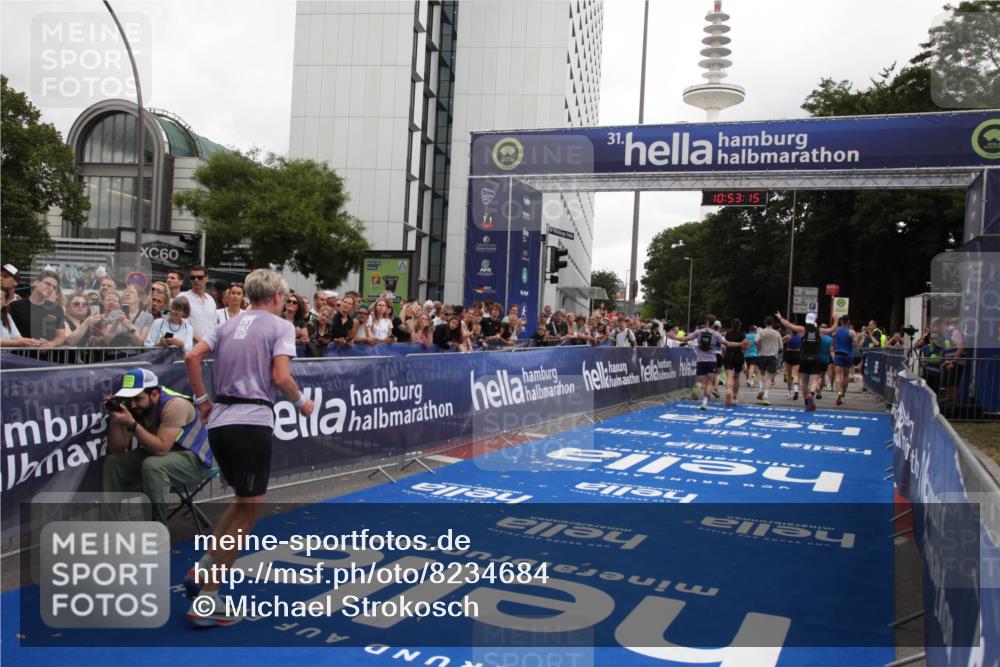 29.06.2025 - hella hamburg halbmarathon Michael Strokosch http://msf.ph/oto/8234684 29.06.2025 10:53:14 Ziel 2111, 2208, 3059, 4121, 7383, 7864, 8273, 8361, 9537, 14323, 16929, 16986, 19208 meine-sportfotos.de