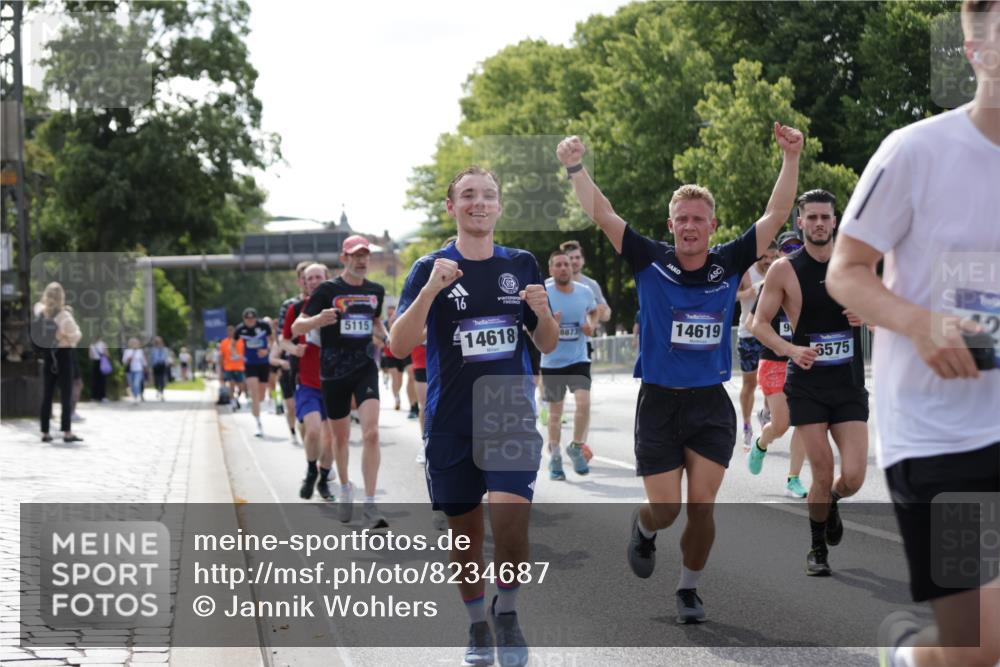 29.06.2025 - hella hamburg halbmarathon Jannik Wohlers http://msf.ph/oto/8234687 29.06.2025 09:53:20 Lombardsbrücke 2270, 2516, 2823, 2890, 2937, 3004, 3186, 3414, 4140, 4247, 4949, 5115, 5362, 5532, 5650, 6071, 6309, 6388, 6575, 6903, 7385, 7448, 7480, 8023, 8269, 9030, 9626, 9633, 9723, 9965, 10792, 11077, 12271, 13009, 13223, 13225, 13554, 13667, 14262, 14618, 14619, 14764, 15026, 15611, 15851, 16084, 16475, 16549, 16624, 16677, 16766, 17032, 17033, 17376, 17384, 17748, 17960, 18066, 18249, 18638, 18678, 18718, 18790, 18873, 18922 meine-sportfotos.de