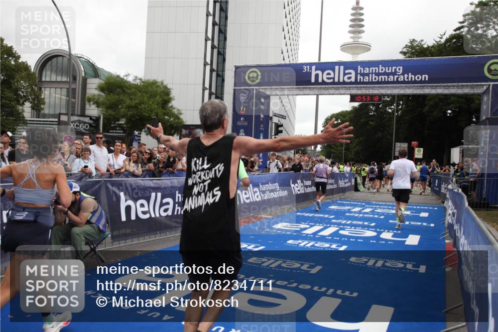 29.06.2025 - hella hamburg halbmarathon Michael Strokosch http://msf.ph/oto/8234711 29.06.2025 10:53:16 Ziel 2111, 7383, 8273, 8361, 9142, 12875, 15179, 16929, 16986 meine-sportfotos.de