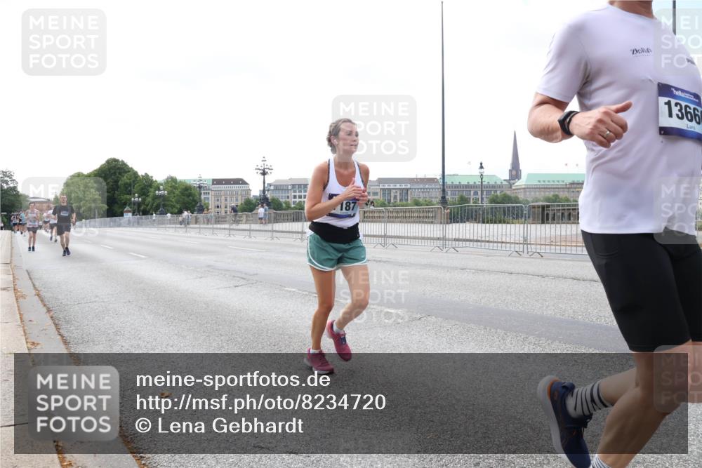 29.06.2025 - hella hamburg halbmarathon Lena Gebhardt http://msf.ph/oto/8234720 29.06.2025 10:09:25 Lombardsbrücke 1147, 1188, 1456, 1483, 1513, 1823, 1838, 2978, 4859, 5806, 5885, 6674, 7187, 7453, 8090, 9297, 9718, 9988, 10194, 10819, 11067, 11496, 12156, 12509, 12862, 13210, 13592, 13660, 14736, 15697, 16688, 16918, 17347, 18505, 18726, 18727, 19166 meine-sportfotos.de