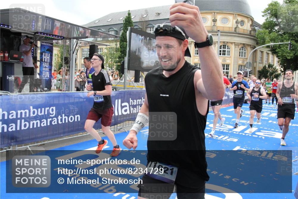 29.06.2025 - hella hamburg halbmarathon Michael Strokosch http://msf.ph/oto/8234729 29.06.2025 10:47:37 Ziel 1070, 1320, 1592, 1696, 2284, 2953, 3304, 5889, 6009, 8023, 8234, 8852, 8927, 10969, 11021, 12870, 13223, 13303, 14618, 14619, 15451, 15479, 17846, 17905, 18104, 18970, 19181 meine-sportfotos.de