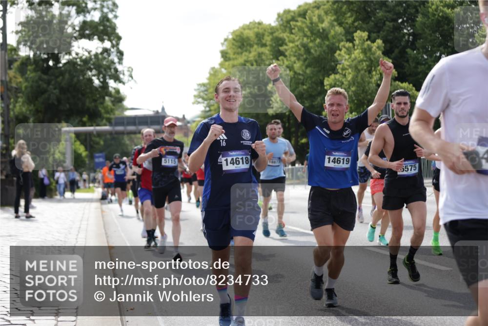 29.06.2025 - hella hamburg halbmarathon Jannik Wohlers http://msf.ph/oto/8234733 29.06.2025 09:53:20 Lombardsbrücke 2270, 2516, 2823, 2890, 2937, 3004, 3186, 3414, 4140, 4247, 4949, 5115, 5362, 5532, 5650, 6071, 6309, 6388, 6575, 6903, 7385, 7448, 7480, 8023, 8269, 9030, 9626, 9633, 9723, 9965, 10792, 11077, 12271, 13009, 13223, 13225, 13554, 13667, 14262, 14618, 14619, 14764, 15026, 15611, 15851, 16084, 16475, 16549, 16624, 16677, 16766, 17032, 17033, 17376, 17384, 17748, 17960, 18066, 18249, 18638, 18678, 18718, 18790, 18873, 18922 meine-sportfotos.de