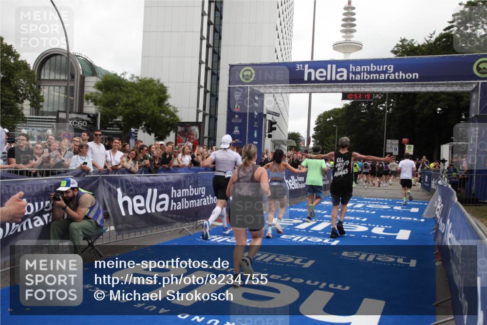 29.06.2025 - hella hamburg halbmarathon Michael Strokosch http://msf.ph/oto/8234755 29.06.2025 10:53:18 Ziel 2074, 2111, 7312, 7383, 8273, 8361, 9142, 12875, 15179, 16929, 16986 meine-sportfotos.de