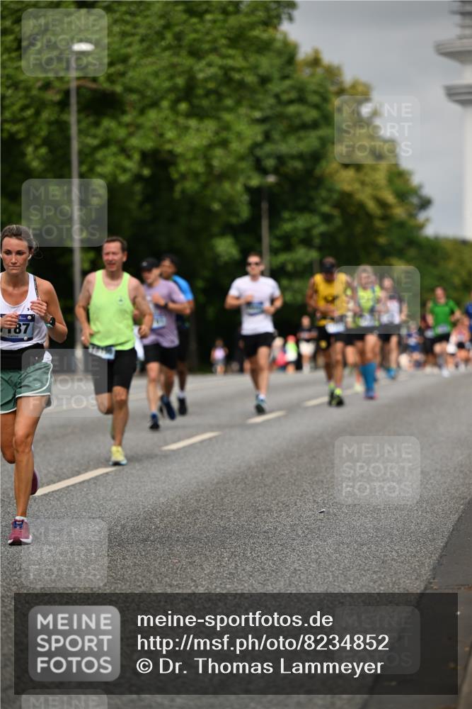 29.06.2025 - hella hamburg halbmarathon Dr. Thomas Lammeyer http://msf.ph/oto/8234852 29.06.2025 10:13:38 Kennedybrücke 1838, 3921, 5511, 7187, 7333, 7636, 9306, 9366, 9434, 9674, 9781, 10036, 10819, 10943, 11067 meine-sportfotos.de