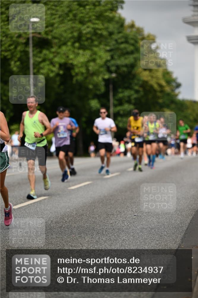 29.06.2025 - hella hamburg halbmarathon Dr. Thomas Lammeyer http://msf.ph/oto/8234937 29.06.2025 10:13:39 Kennedybrücke 1838, 3921, 5511, 7187, 7333, 7636, 9366, 9434, 9674, 9781, 10036, 10819, 10943, 11067 meine-sportfotos.de