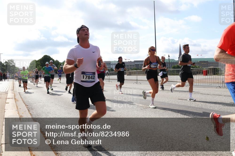 29.06.2025 - hella hamburg halbmarathon Lena Gebhardt http://msf.ph/oto/8234986 29.06.2025 09:56:12 Lombardsbrücke 1061, 1143, 1216, 1257, 1267, 1452, 1461, 1499, 1502, 1507, 1592, 1689, 2083, 2250, 2260, 2504, 2818, 2864, 2884, 2953, 3060, 3256, 3296, 3543, 3692, 3945, 4033, 4077, 4127, 4324, 4346, 4557, 4601, 5116, 5482, 5600, 5607, 5978, 6115, 6134, 6168, 6481, 6511, 6512, 6994, 7056, 7100, 7178, 7224, 7332, 7583, 7943, 8335, 8514, 8968, 8989, 8996, 9246, 9537, 10596 meine-sportfotos.de