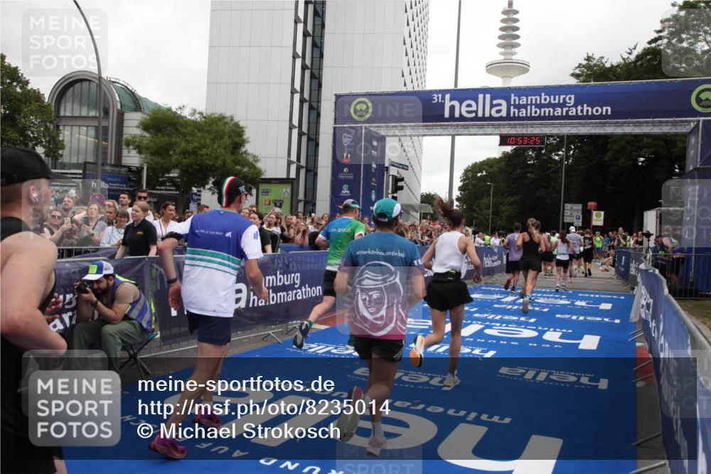 29.06.2025 - hella hamburg halbmarathon Michael Strokosch http://msf.ph/oto/8235014 29.06.2025 10:53:24 Ziel 1683, 1727, 2074, 2354, 4065, 6942, 7312, 8651, 9142, 11844, 12490, 12875, 15179, 15681, 15838, 18134, 18901 meine-sportfotos.de