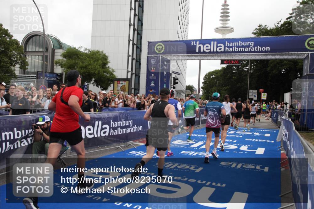 29.06.2025 - hella hamburg halbmarathon Michael Strokosch http://msf.ph/oto/8235070 29.06.2025 10:53:24 Ziel 1683, 1727, 2074, 2354, 4065, 6942, 7312, 8651, 9142, 11844, 12490, 12875, 15179, 15681, 15838, 18134, 18901 meine-sportfotos.de