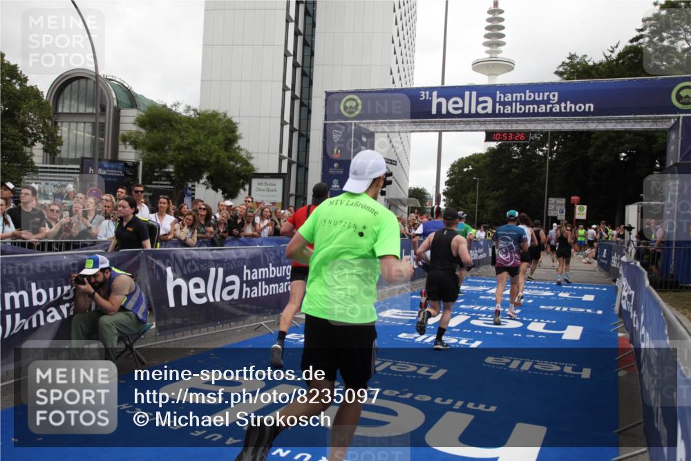 29.06.2025 - hella hamburg halbmarathon Michael Strokosch http://msf.ph/oto/8235097 29.06.2025 10:53:25 Ziel 1683, 1727, 2074, 2354, 4065, 6198, 6942, 7312, 8651, 9142, 11844, 12490, 13997, 15179, 15681, 15838, 18134, 18901 meine-sportfotos.de