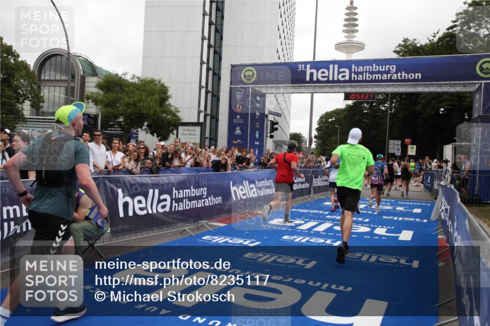 29.06.2025 - hella hamburg halbmarathon Michael Strokosch http://msf.ph/oto/8235117 29.06.2025 10:53:26 Ziel 1683, 1727, 2074, 2354, 4065, 6198, 6629, 6942, 7312, 8651, 11844, 12490, 13997, 15681, 15838, 18134, 18901 meine-sportfotos.de