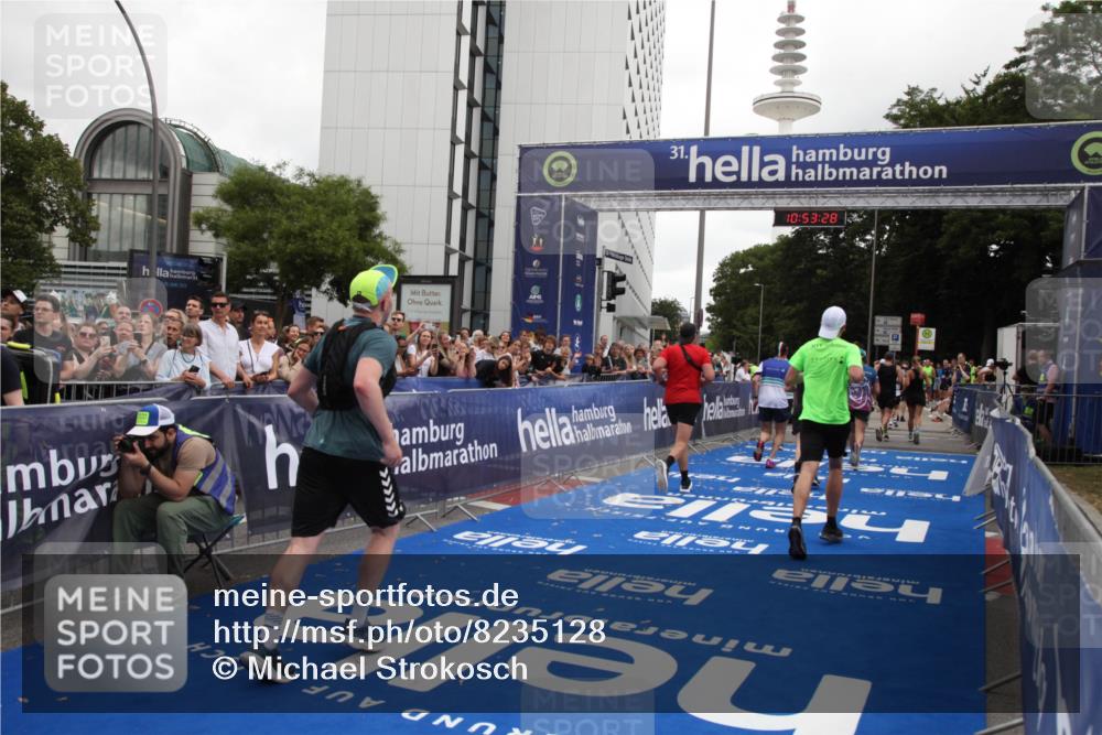 29.06.2025 - hella hamburg halbmarathon Michael Strokosch http://msf.ph/oto/8235128 29.06.2025 10:53:26 Ziel 1683, 1727, 2074, 2354, 4065, 6198, 6629, 6942, 7312, 8651, 11844, 12490, 13997, 15681, 15838, 18134, 18901 meine-sportfotos.de