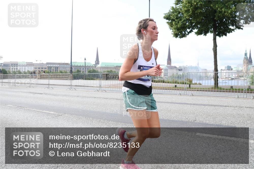 29.06.2025 - hella hamburg halbmarathon Lena Gebhardt http://msf.ph/oto/8235133 29.06.2025 10:09:25 Lombardsbrücke 1147, 1188, 1456, 1483, 1513, 1823, 1838, 2978, 4859, 5806, 5885, 6674, 7187, 7453, 8090, 9297, 9718, 9988, 10194, 10819, 11067, 11496, 12156, 12509, 12862, 13210, 13592, 13660, 14736, 15697, 16688, 16918, 17347, 18505, 18726, 18727, 19166 meine-sportfotos.de