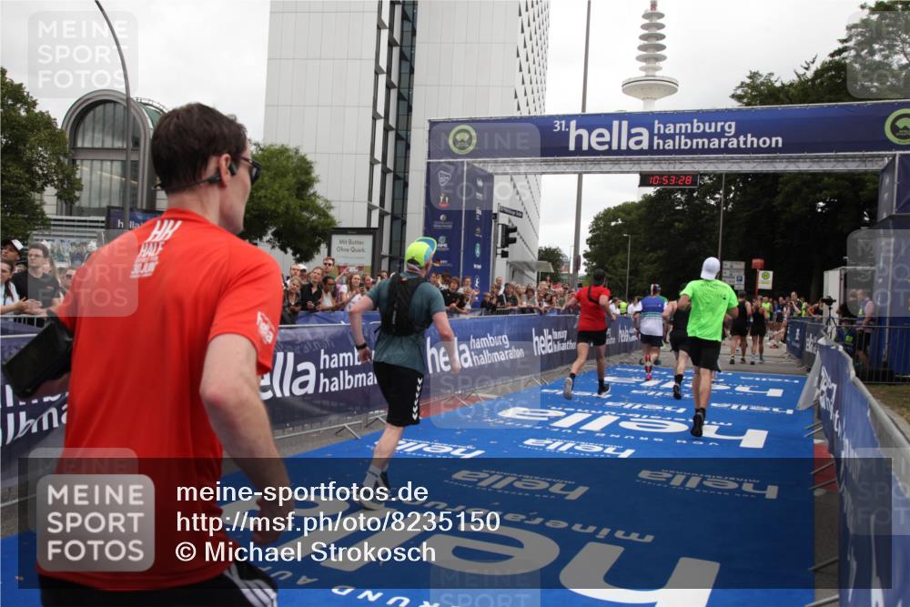 29.06.2025 - hella hamburg halbmarathon Michael Strokosch http://msf.ph/oto/8235150 29.06.2025 10:53:27 Ziel 1683, 1727, 2074, 2354, 4065, 6198, 6629, 6942, 7312, 8651, 11844, 12490, 13997, 15681, 15838, 18134, 18901 meine-sportfotos.de