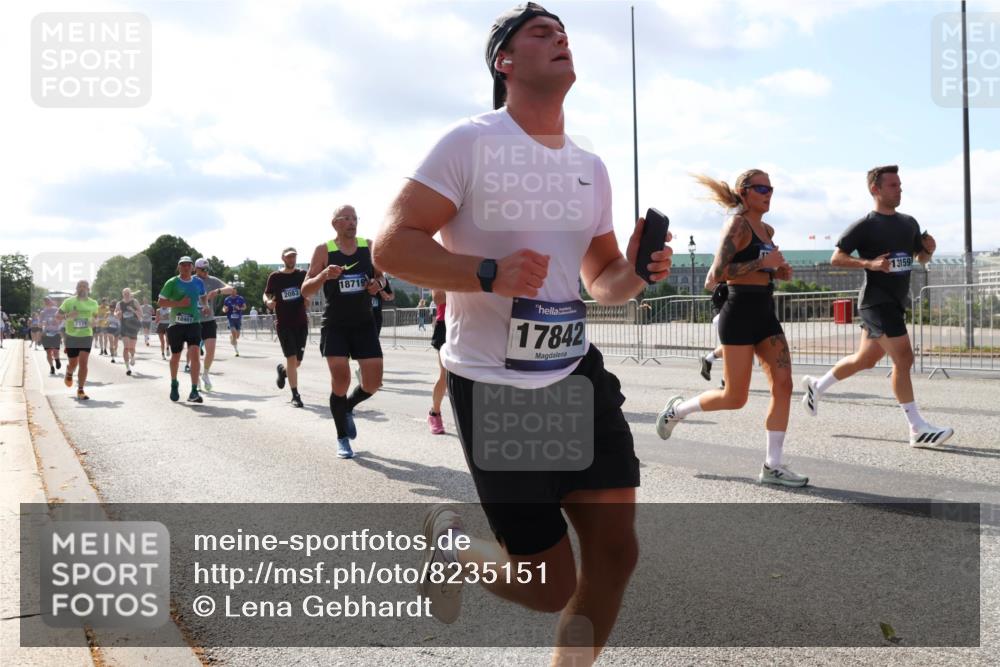 29.06.2025 - hella hamburg halbmarathon Lena Gebhardt http://msf.ph/oto/8235151 29.06.2025 09:56:13 Lombardsbrücke 1061, 1143, 1216, 1257, 1267, 1452, 1499, 1502, 1507, 1592, 1689, 2083, 2250, 2260, 2504, 2818, 2864, 2884, 2953, 3060, 3256, 3296, 3543, 3692, 3945, 4033, 4077, 4127, 4324, 4346, 4557, 4601, 4833, 5116, 5482, 5600, 5607, 5978, 6115, 6134, 6168, 6511, 6512, 6994, 7056, 7100, 7178, 7224, 7332, 7583, 7943, 8335, 8514, 8968, 8989, 8996, 9246, 9537, 10596 meine-sportfotos.de