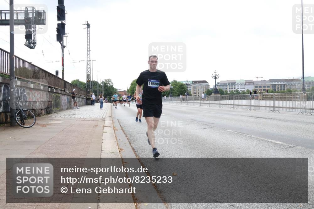 29.06.2025 - hella hamburg halbmarathon Lena Gebhardt http://msf.ph/oto/8235233 29.06.2025 10:09:29 Lombardsbrücke 1147, 1188, 1456, 1483, 1513, 1823, 1838, 2978, 4859, 5806, 5885, 6674, 7187, 8090, 8685, 9297, 9306, 9718, 9988, 10194, 10819, 11067, 11496, 12156, 12509, 12862, 13210, 13660, 13739, 14736, 15697, 16688, 16918, 17347, 17630, 18440, 18505, 18726, 18727, 19166, 19242 meine-sportfotos.de