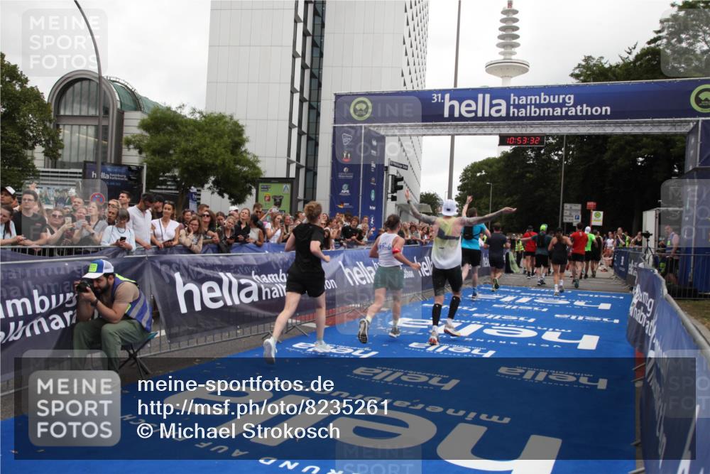 29.06.2025 - hella hamburg halbmarathon Michael Strokosch http://msf.ph/oto/8235261 29.06.2025 10:53:30 Ziel 1727, 2354, 5866, 6198, 6629, 6942, 8651, 11068, 12490, 12909, 13912, 13997, 15838, 17710, 18134 meine-sportfotos.de