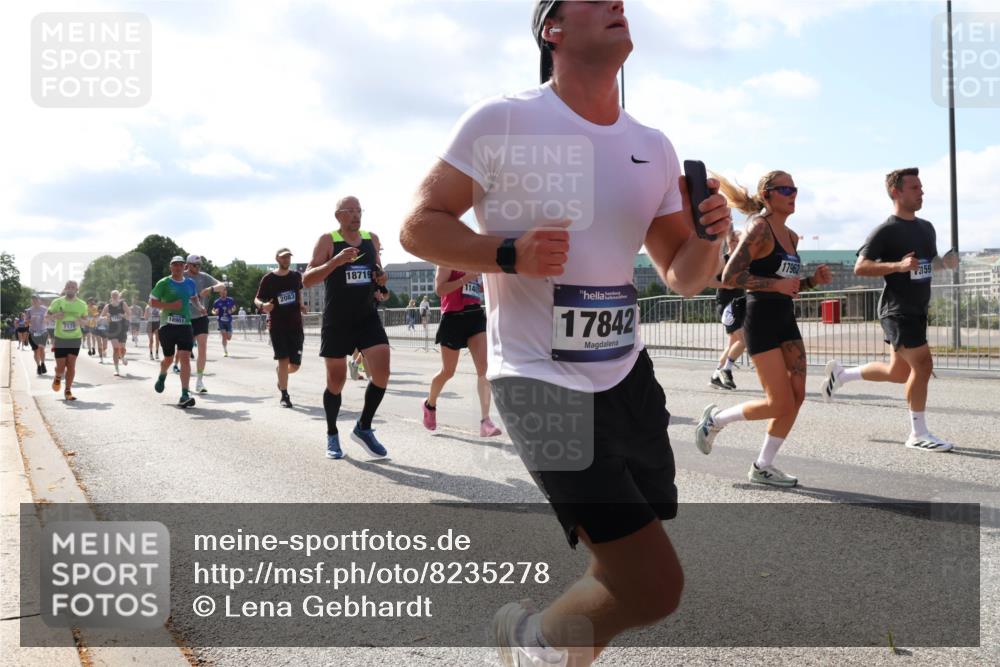 29.06.2025 - hella hamburg halbmarathon Lena Gebhardt http://msf.ph/oto/8235278 29.06.2025 09:56:13 Lombardsbrücke 1061, 1143, 1216, 1257, 1267, 1452, 1499, 1502, 1507, 1592, 1689, 2083, 2250, 2260, 2504, 2818, 2864, 2884, 2953, 3060, 3256, 3296, 3543, 3692, 3945, 4033, 4077, 4127, 4324, 4346, 4557, 4601, 4833, 5116, 5482, 5600, 5607, 5978, 6115, 6134, 6168, 6511, 6512, 6994, 7056, 7100, 7178, 7224, 7332, 7583, 7943, 8335, 8514, 8968, 8989, 8996, 9246, 9537, 10596 meine-sportfotos.de