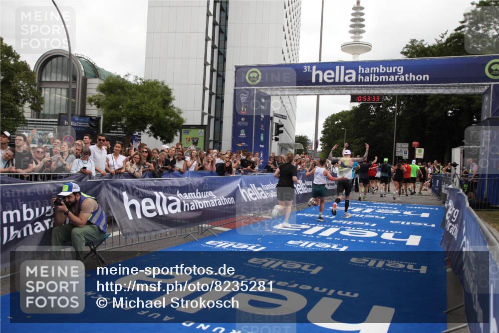 29.06.2025 - hella hamburg halbmarathon Michael Strokosch http://msf.ph/oto/8235281 29.06.2025 10:53:31 Ziel 1061, 1499, 1727, 2070, 5866, 6198, 6629, 6942, 8651, 11068, 12909, 13912, 13997, 15838, 17710, 18134 meine-sportfotos.de