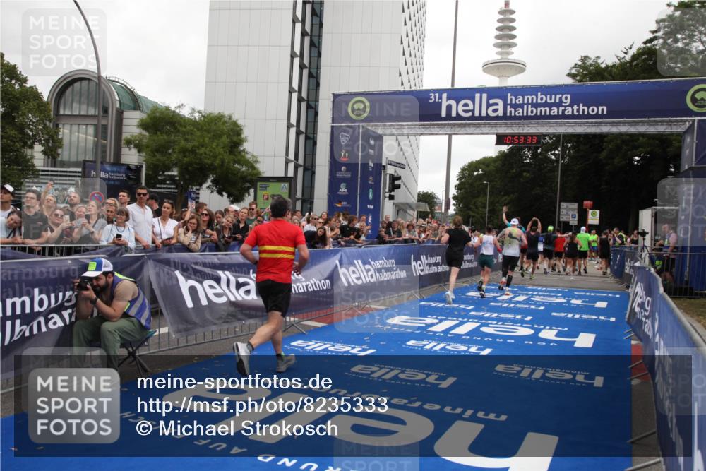 29.06.2025 - hella hamburg halbmarathon Michael Strokosch http://msf.ph/oto/8235333 29.06.2025 10:53:32 Ziel 1061, 1499, 1727, 2070, 5866, 6198, 6629, 6942, 8651, 11068, 12909, 13912, 13997, 15497, 17710, 18450 meine-sportfotos.de