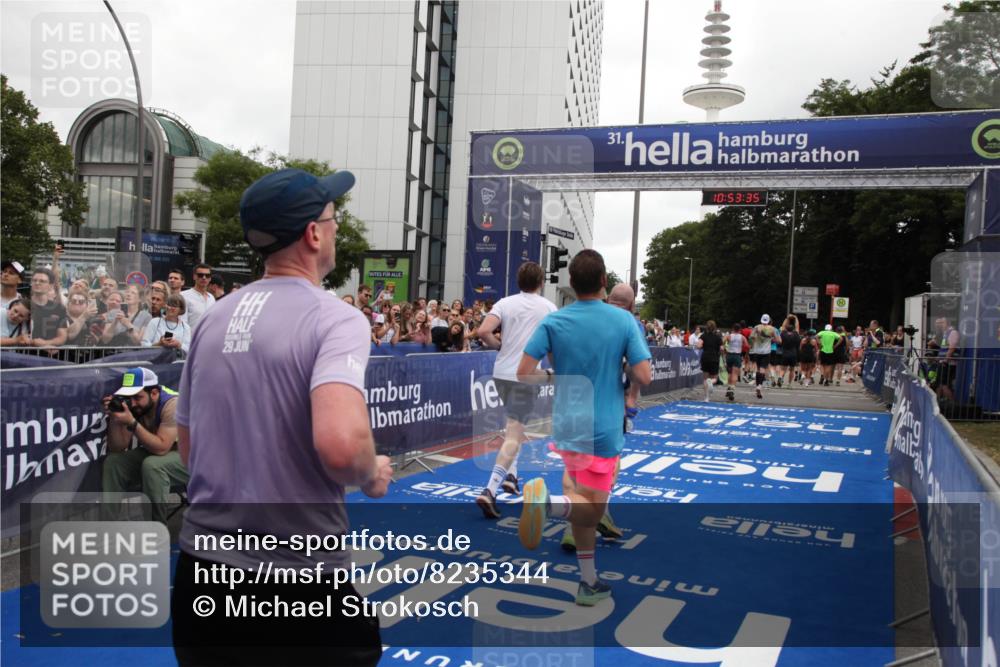 29.06.2025 - hella hamburg halbmarathon Michael Strokosch http://msf.ph/oto/8235344 29.06.2025 10:53:34 Ziel 1030, 1061, 1098, 1499, 1783, 2070, 5866, 6198, 6628, 6629, 11068, 12909, 13912, 13997, 15113, 15497, 17710, 18450, 18612 meine-sportfotos.de