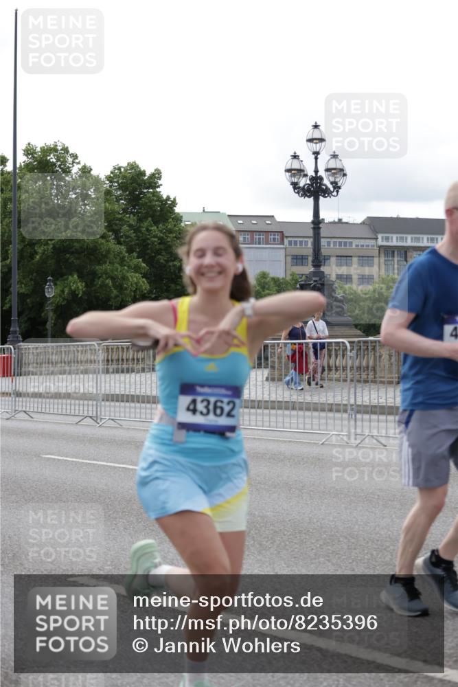 29.06.2025 - hella hamburg halbmarathon Jannik Wohlers http://msf.ph/oto/8235396 29.06.2025 10:28:38 Lombardsbrücke 1869, 2688, 3717, 4161, 4362, 4834, 4982, 5167, 6345, 7169, 8048, 12099, 12404, 12442, 14205, 15143, 15452, 15453, 15952, 15955 meine-sportfotos.de