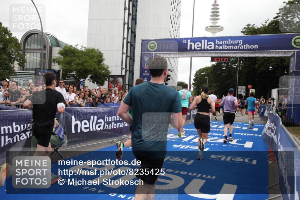 29.06.2025 - hella hamburg halbmarathon Michael Strokosch http://msf.ph/oto/8235425 29.06.2025 10:53:36 Ziel 1030, 1061, 1098, 1499, 1783, 2070, 3399, 5866, 6628, 11068, 12909, 13912, 15113, 15497, 15856, 17710, 18450, 18612 meine-sportfotos.de